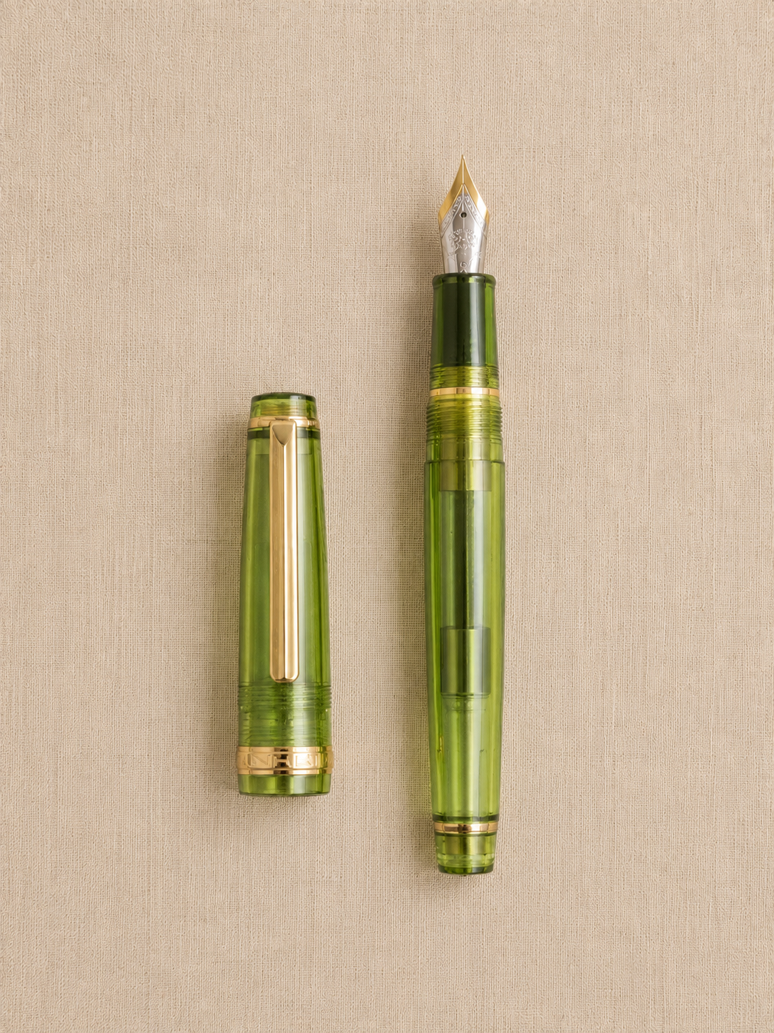 82 Standard Fountain Pen (F) - Gold Trim